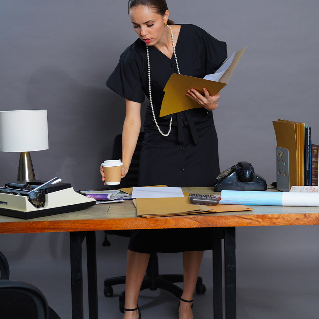 Lavínia Contrast Button Midi Dress with Flutter Sleeves