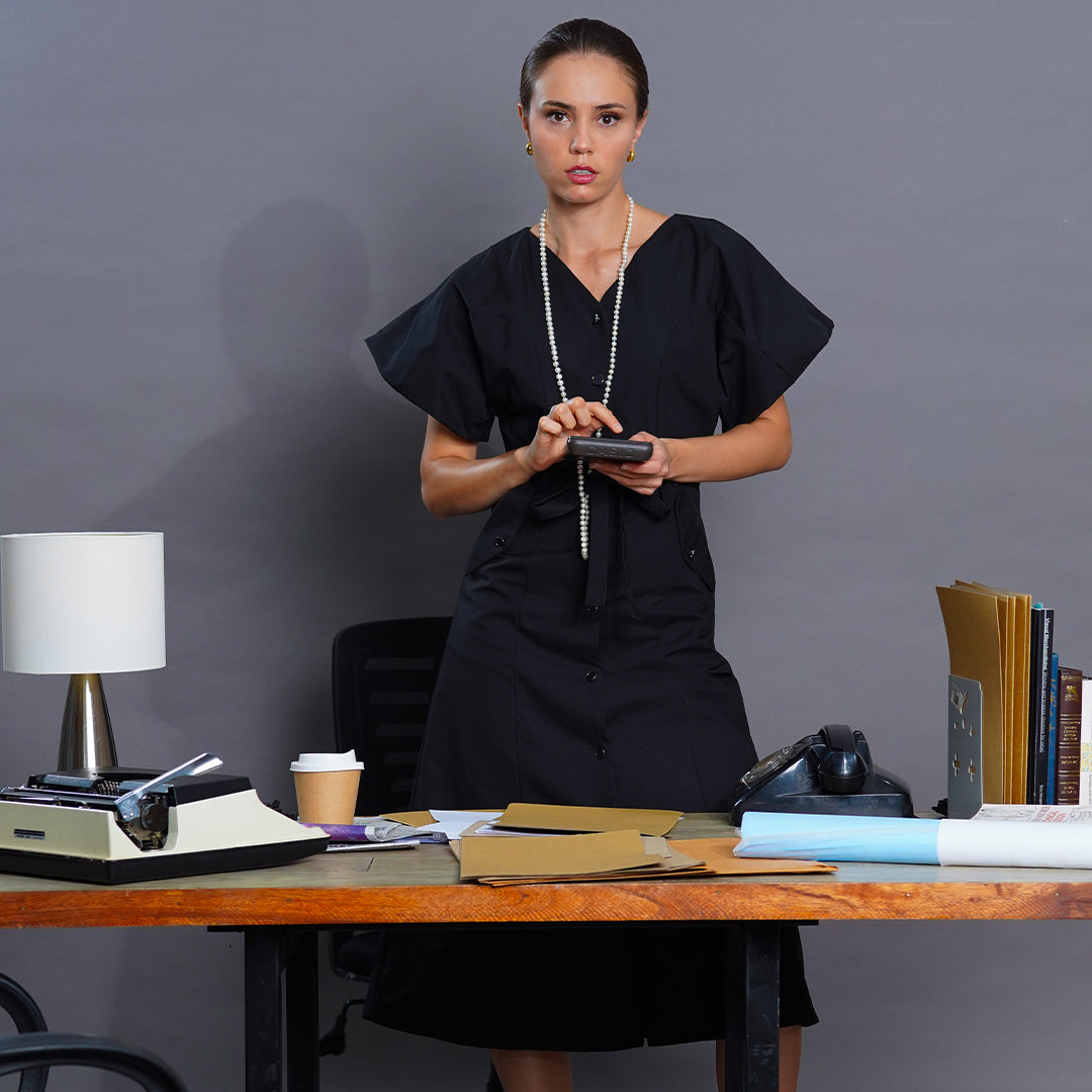 Lavínia Contrast Button Midi Dress with Flutter Sleeves