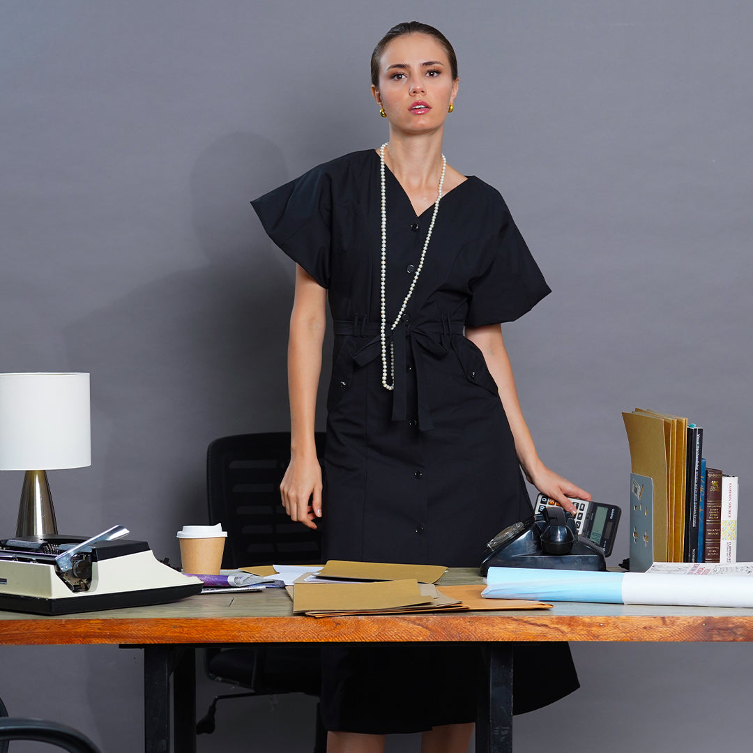 Lavínia Contrast Button Midi Dress with Flutter Sleeves