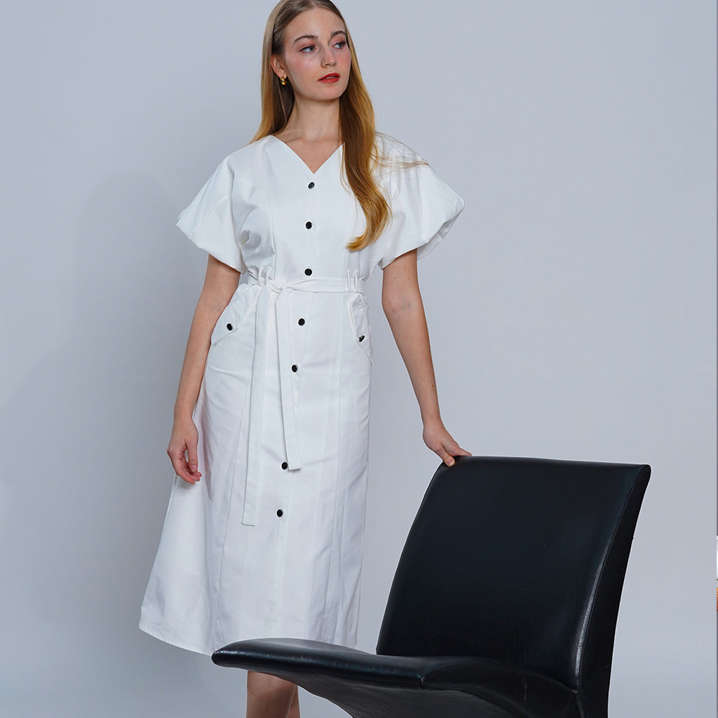 Lavínia Contrast Button Midi Dress with Flutter Sleeves
